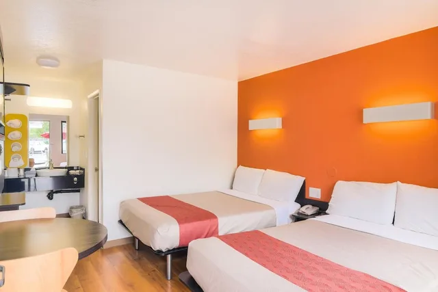 غرفة قياسية بسريرين مزدوجين، Motel6 Camarillo, CA 5/10