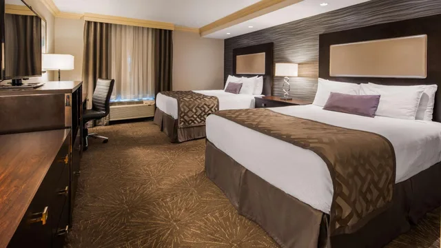غرفة بسرير كينج وسريرين كوين، Best Western Plus The Arden Park Hotel 4/7