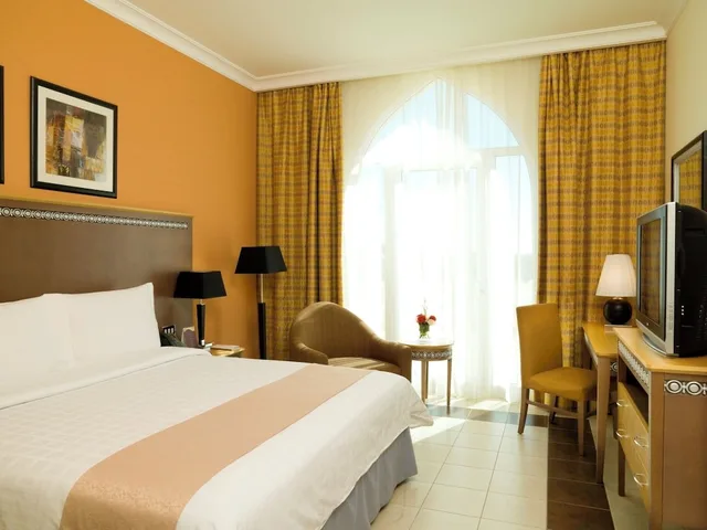 غرفة قياسية بسرير كينج بإطلالة على المسبح، Copthorne Al Jahra Hotel & Resort 6/9