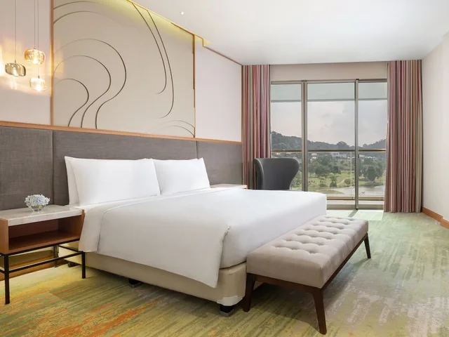 Executive, Suite, King Bed, Golf Course View، Radisson Golf And Convention Center Batam 3/5