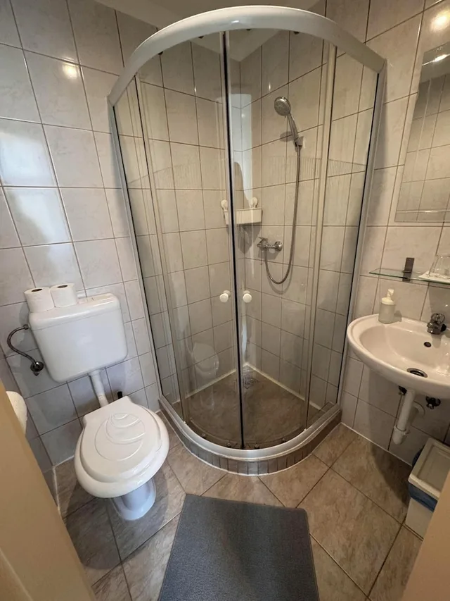 غرفة بسرير مزدوج أو سريرين منفصلين، Omega Guesthouse Budapest 8/9