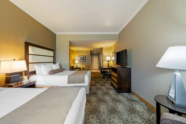 غرفة بسريرين مزدوجين مع أريكة بحوض استحمام، Best Western Plus Miami Airport North Hotel & Suites 9/9