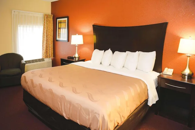 جناح بسرير كينج بمنطقة جلوس، Quality Inn and Suites Ames Conference Center Near ISU Campus 1/10