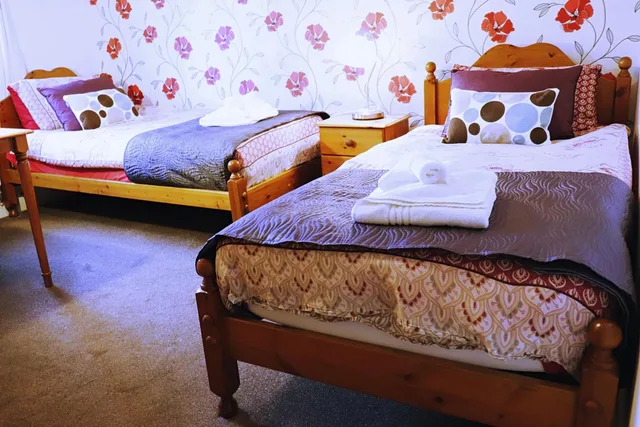 غرفة بسريرين منفصلين بحمام خاص، Arkale Lodge 5/7