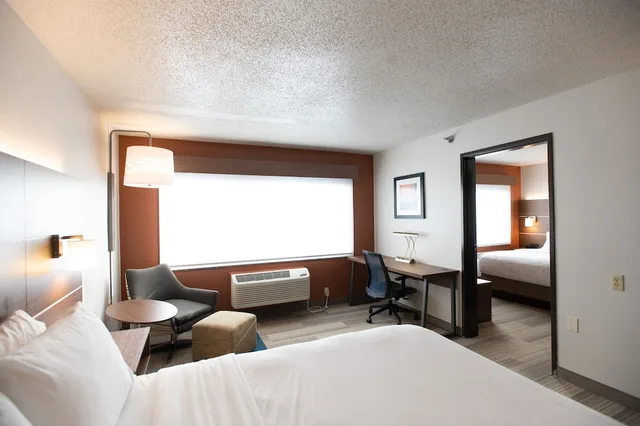 1 Bedroom, Suite, 2 Queen Beds, 2 Bathrooms, Dining Area، Holiday Inn Express Houghton Keweenaw 1/3