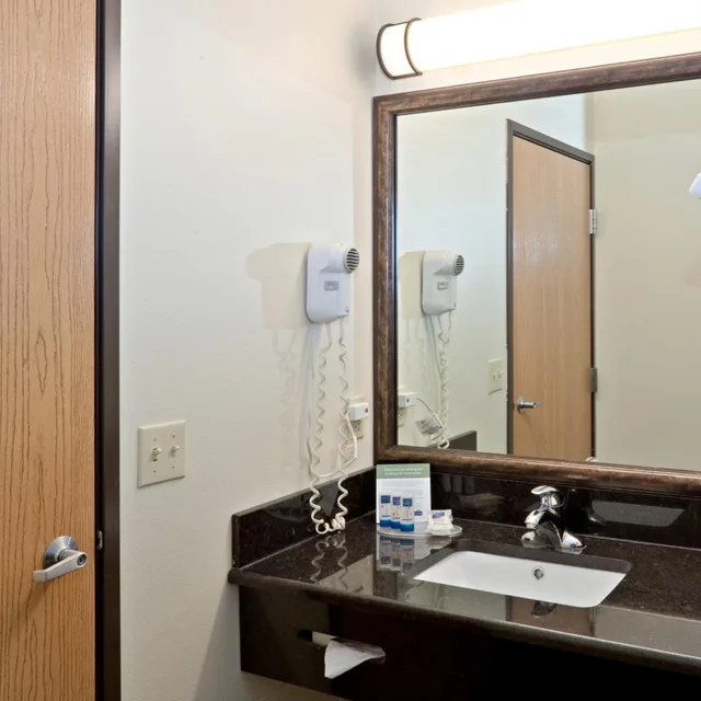 Premier, Suite, Queen Bed, AmericInn by Wyndham Ashland 4/4