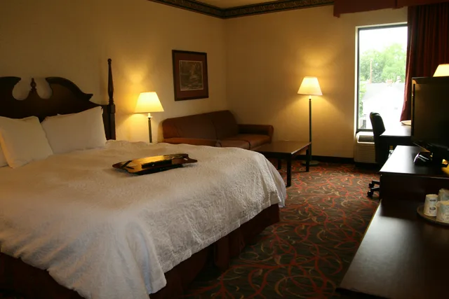 Study, King Bed, Sofa، Hampton Inn Stroudsburg Poconos 4/8