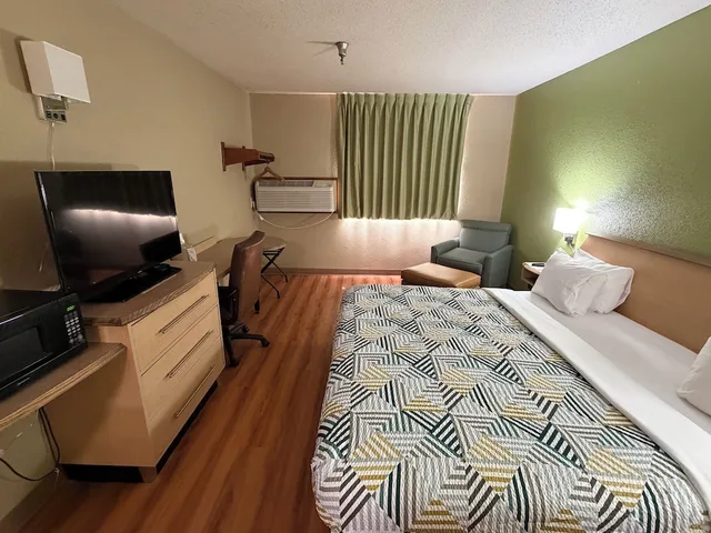غرفة قياسية بسرير كينج لذوي الإعاقة، Motel6 Morehead, KY 2/6