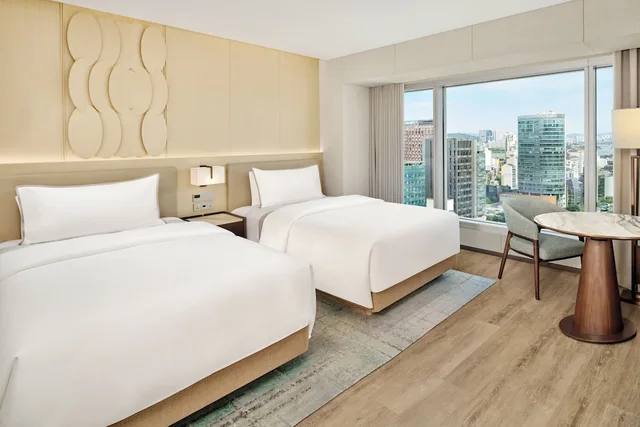 غرفة بسريرين مزدوجين مع دخول صالة النادي، The Westin Seoul Parnas 1/10