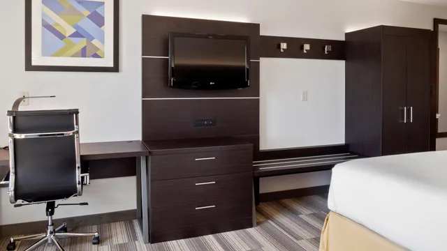 جناح بسرير كينج بمنطقة جلوس بحوض جاكوزي، Holiday Inn Express Hotel & Suites Newton Sparta 1/3