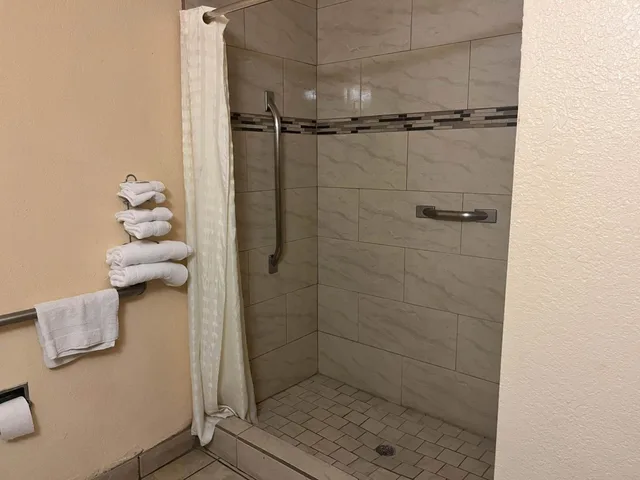1 King Bed - Mobil Access Tub Nsmk Micfridg، Motel6 Deming, NM 5/6