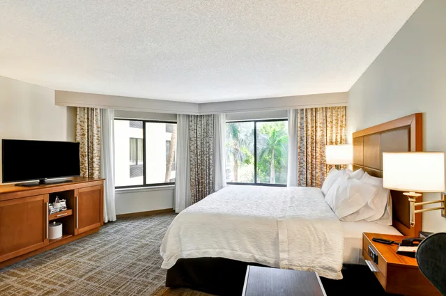 غرفة بسرير كينج بإطلالة على المسبح، Hampton Inn Boca Raton 2/3