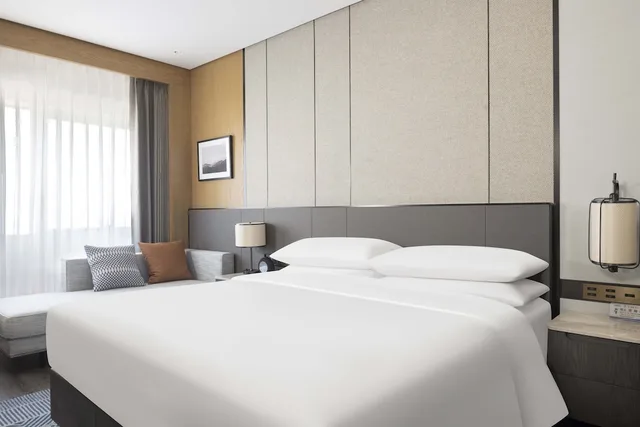 Panoramic, King Bed, Mountain View, Terrace, Sheraton Pujiang 1/3