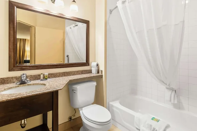 جناح بسرير كينج، Sonesta Essential NW Houston 3/3
