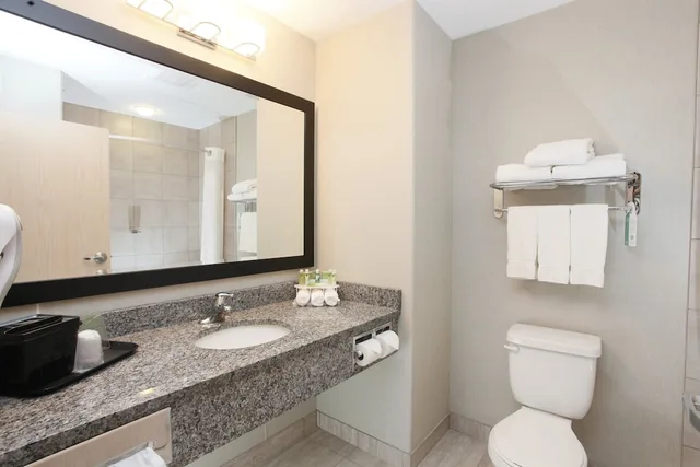 غرفة قياسية بسريرين كوين مع أريكة، Holiday Inn Express Fort St John 4/8