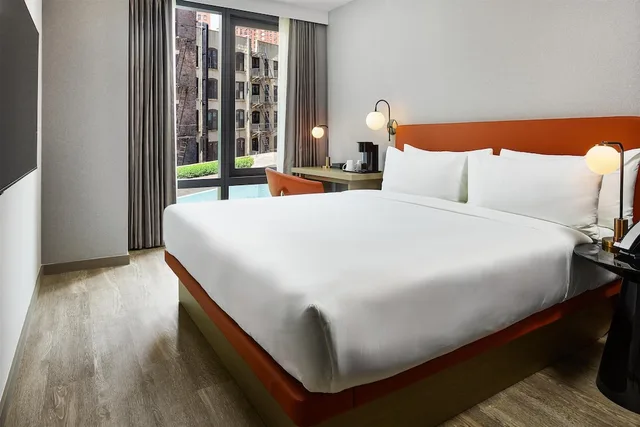 غرفة بسرير كينج بإطلالة على الفناء، The George at Columbia, Tapestry Collection by Hilton 3/5