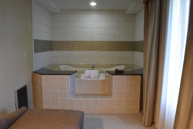 جناح بسرير كينج بحوض جاكوزي، Holiday Inn Express Hotel Amp Suites Watertown Thousand Island 6/6