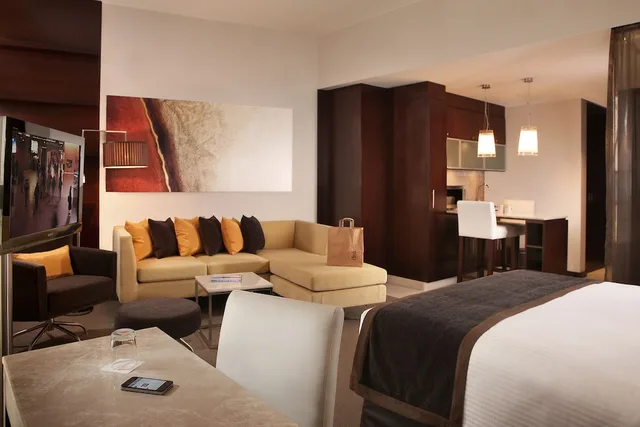 استوديو بسرير كوين بإطلالة على المسبح بمطبخ صغير، Centro Sharjah Rotana 5/9