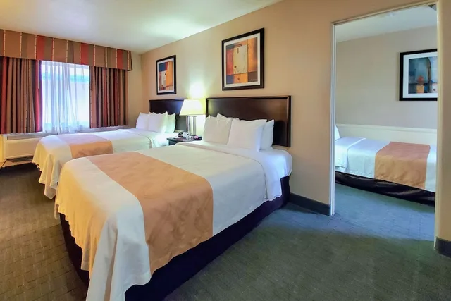 Suite, 1 Double and 2 Queen Beds، Quality Inn & Suites Anaheim at the Park 1/4