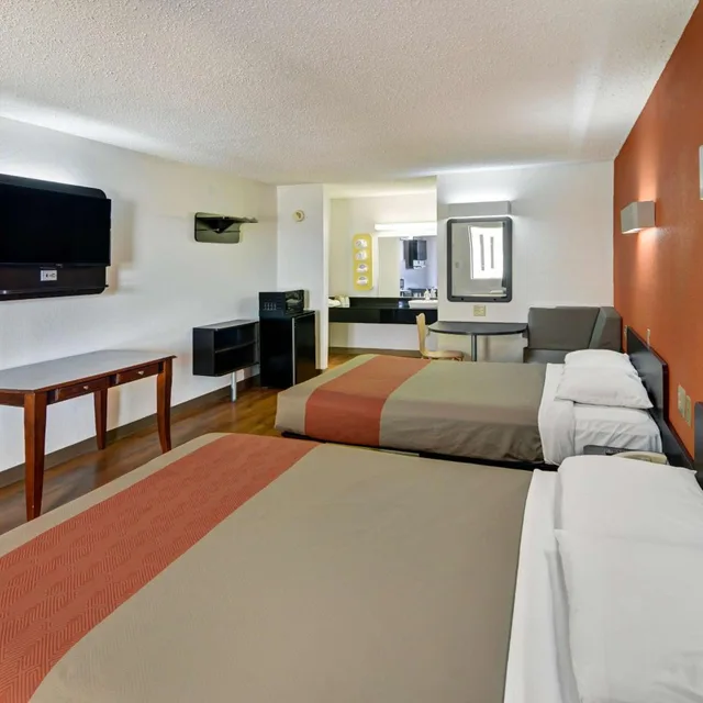 2 Queen Beds - Mobil Access Tub Nsmk Micfridg، Motel6 Lindale, TX 5/9