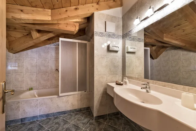 غرفة قياسية بسرير كوين مع أريكة، Hotel Interski 4/5