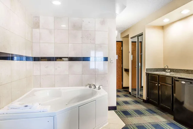 جناح بسرير كينج، Comfort Inn and Suites Meriden 3/3