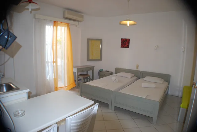 استوديو اقتصادي، Renia Hotel 1/2