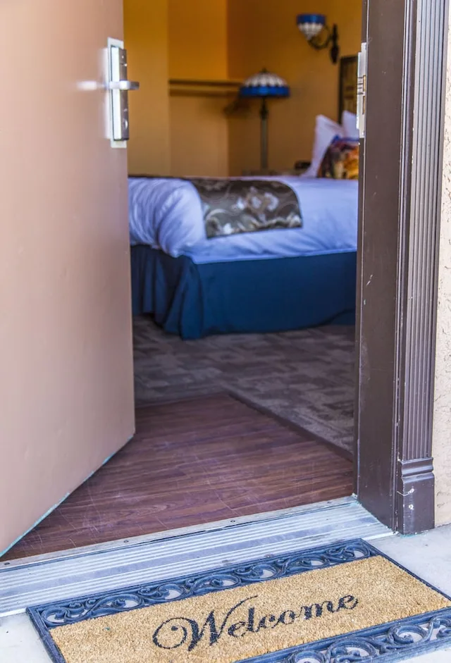 Standard, King Bed, Mountain View Lodge 4/5