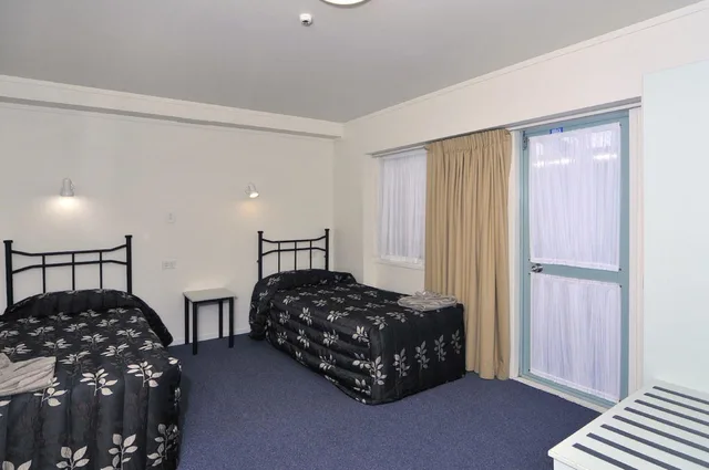 2 Bedrooms, Downstairs, Double and Twin Beds, Fenton Court Motel 3/6