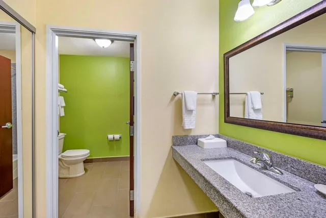 جناح بسرير كينج بحوض استحمام لذوي الإعاقة، Best Western Plus Pratt 4/6