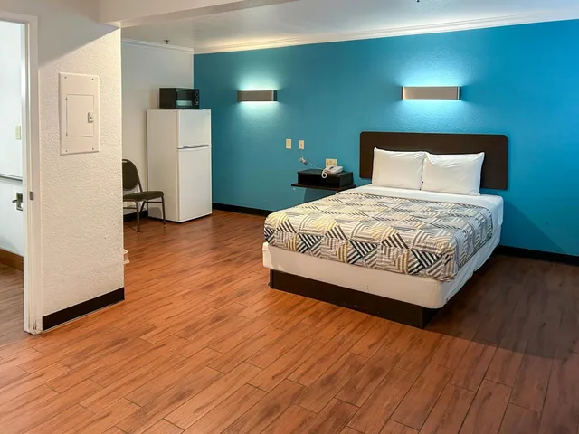 2 Queen Beds - Suite, Non-Smoking, Micfridge, Motel6 Ontario, CA - Convention Center Airport 2/5