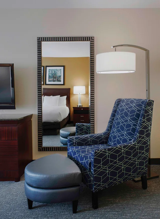 جناح بريميوم بسرير كينج، Doubletree Suites By Hilton Bentonville 1/1