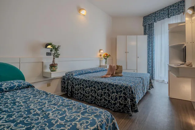 غرفة ثلاثية بإطلالة جزئية على البحر، Hotel 2000 4/7
