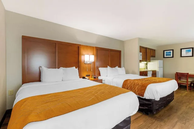 Efficiency, Suite, 2 Queen Beds, Sofa، Comfort Inn & Suites Milford DE 1/2