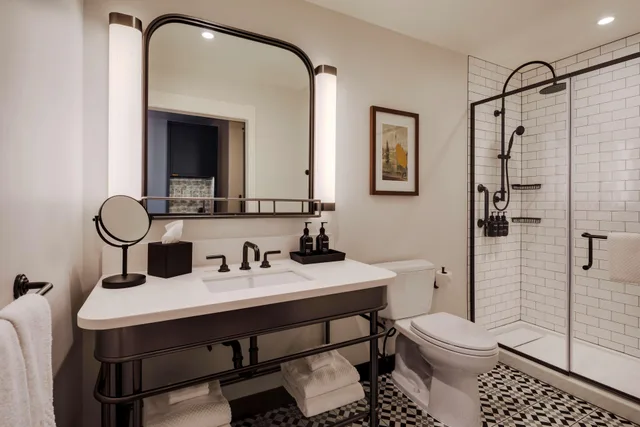 غرفة بسرير مزدوج لذوي الإعاقة، Canopy by Hilton Boston Downtown 2/2