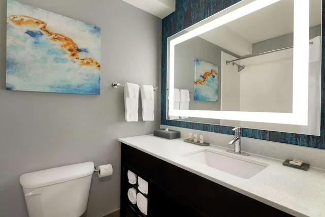 غرفة بسرير كينج بمطبخ صغير، La Quinta Inn And Suites by Wyndham Salem OR 4/5