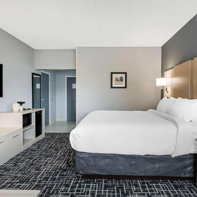 Deluxe, King Bed, No Elevator, Sofa، Comfort Inn Hyannis - Cape Cod 4/10