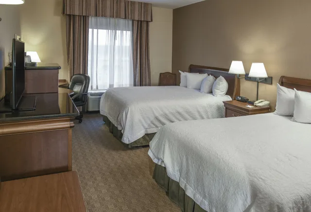 غرفة قياسية بسريرين كوين، Hampton Inn & Suites Youngstown - Canfield 2/9