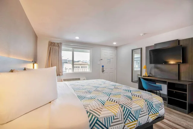 غرفة قياسية بسرير كينج بمطبخ صغير، Studio6 Eureka, CA - Old Town 5/10