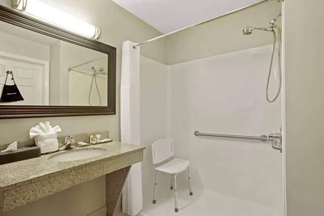 غرفة ديلوكس بسرير كينج لذوي الإعاقة، La Quinta by Wyndham PCB Coastal Palms 4/6