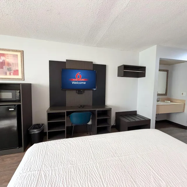 1 King Bed - Non-Smoking, Micfridge، Motel6 Elkhart, IN 6/10