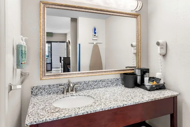غرفة قياسية بسريرين كوين، Best Western Kent Narrows Inn 5/8