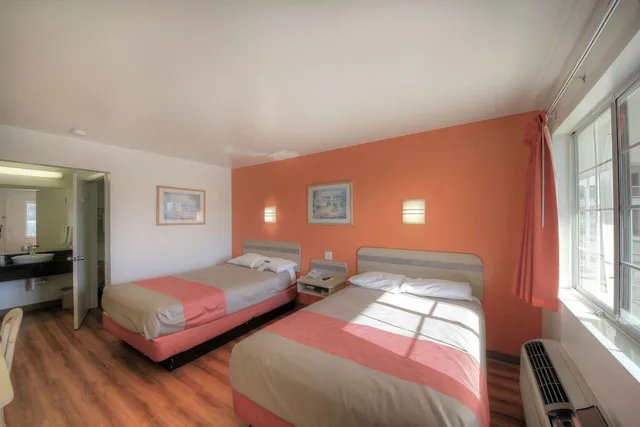 غرفة قياسية بسريرين مزدوجين لذوي الإعاقة، Motel6 Kerrville, TX 1/7