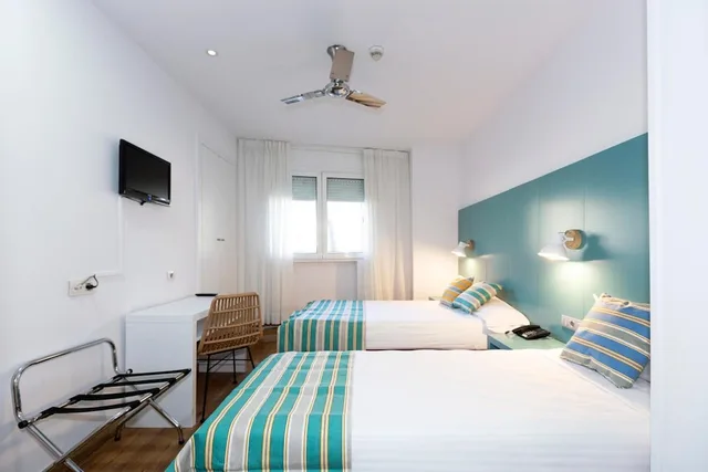 غرفة قياسية بسريرين منفصلين بإطلالة على المدينة، Yomo Hostal BCN Port 3/5