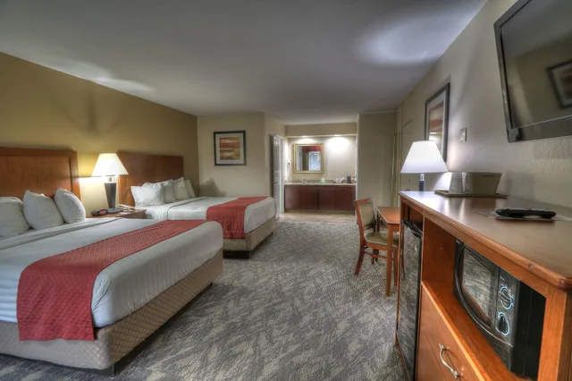 غرفة قياسية بسريرين كوين، Crossroads Inn & Suites 1/4
