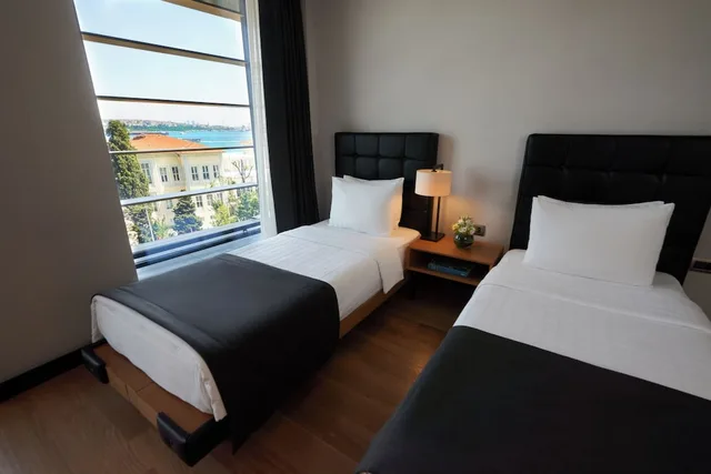غرفة ديلوكس بسريرين منفصلين بإطلالة على البحر، METROPOLITAN HOTELS BOSPHORUS 5/10