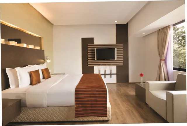 غرفة تنفيذية بسرير كينج للمدخنين، Ramada by Wyndham Chennai Egmore 1/2