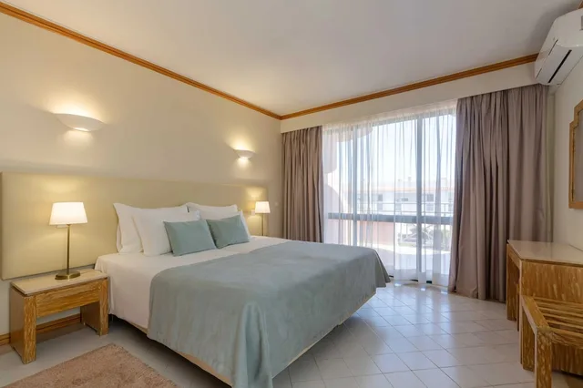 شقة بسريرين منفصلين بإطلالة على المسبح بغرفة نوم واحدة مع أريكة، Luna Aparthotel Clube Oceano 1/1