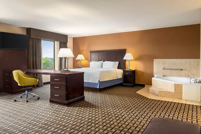 جناح استوديو بسرير كينج بحوض جاكوزي، Hampton Inn And Suites Pine Bluff 1/2