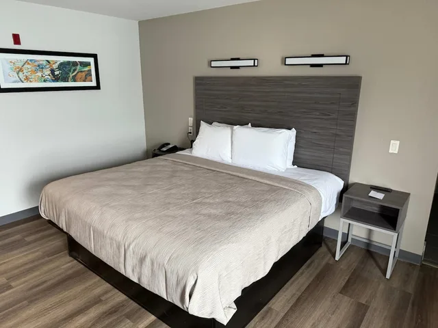 Standard, King Bed, Quality Inn & Suites Biloxi - Ocean Springs 1/6